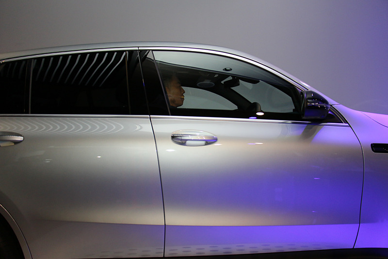 EVのEQCを運転し、上野社長が登壇した