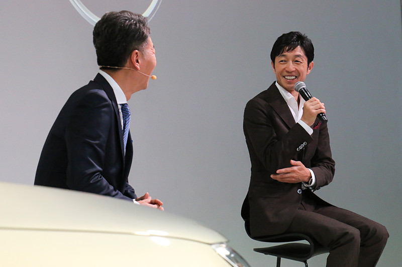 自宅のある京都から東京都府中市の東京競馬場までドライブすることもあると語った武豊さん。EVで走行音が低いEQCについても興味津々という様子だった