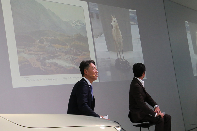 ドイツ シュツットガルトにある「メルセデス・ベンツ ミュージアム」の入り口に馬の置物があることを紹介する上野社長。自分たちもモビリティの起源である馬と縁が深いと語り、武豊さんにブランドアンバサダーに就任してもらった理由になっていると語った