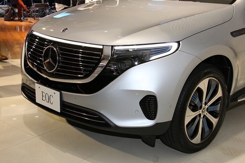 ヘッドライトの左右を連続させるライトやヘッドライト内のブルーのラインがフロントマスクの特徴