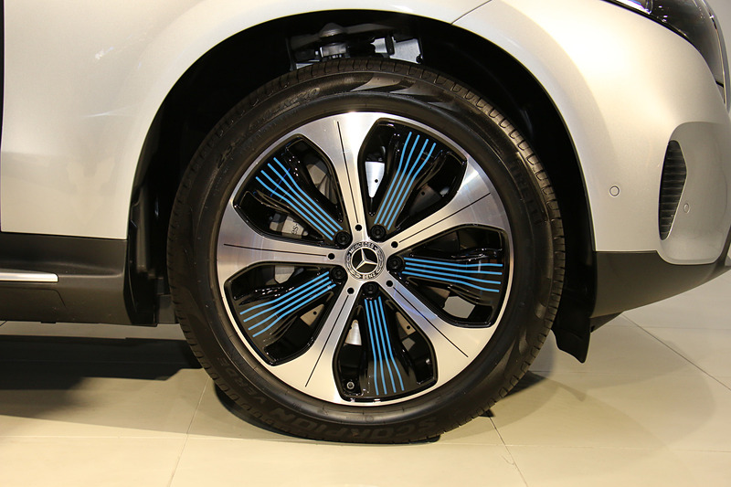 タイヤサイズはフロントが235/50R20、リアが255/45R20