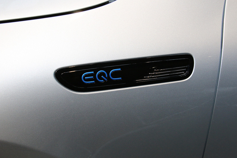 フロントフェンダー後方に車名エンブレムを装着