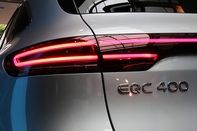 リアハッチに「EQC 400」「4MATIC」のバッヂを装着