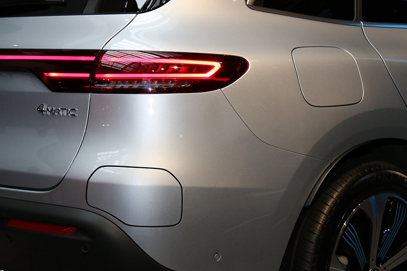 リアハッチに「EQC 400」「4MATIC」のバッヂを装着