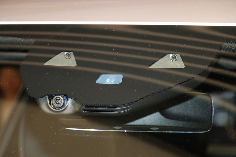 フロントウィンドウ内部にカメラなどのセンサー類を配置