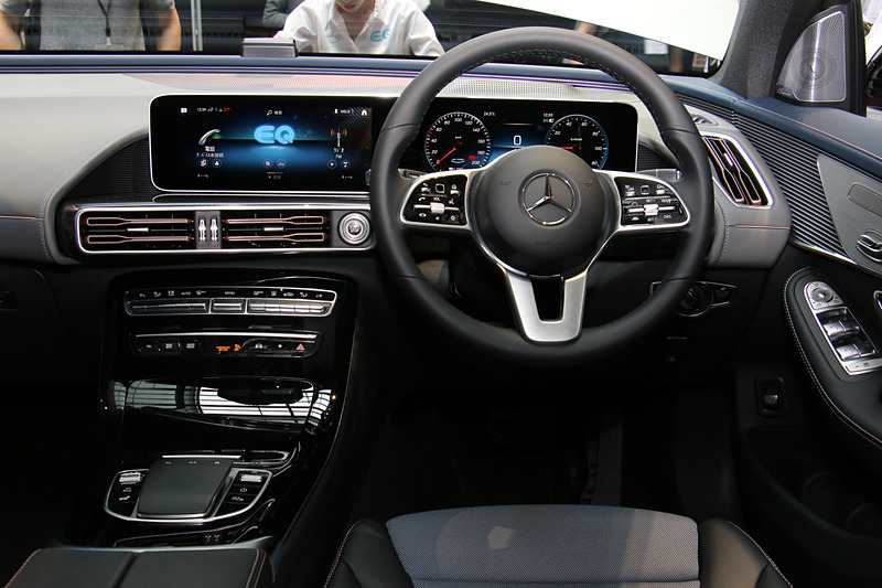 10.25インチのワイドディスプレイ2個を使うメーターパネルを採用