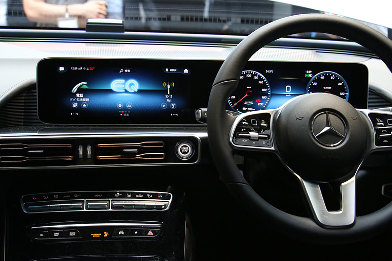 10.25インチのワイドディスプレイ2個を使うメーターパネルを採用