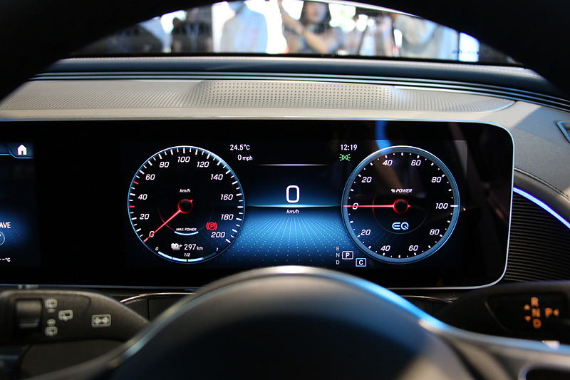 10.25インチのワイドディスプレイ2個を使うメーターパネルを採用