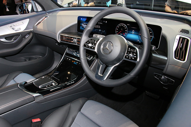 エアコンルーバーがローズゴールドで塗装され、要所にブルーのアンビエントライトを設定