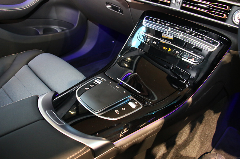 エアコンルーバーがローズゴールドで塗装され、要所にブルーのアンビエントライトを設定