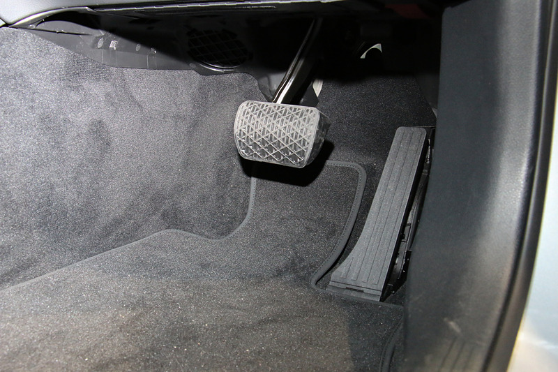 アクセルペダルはオルガン式