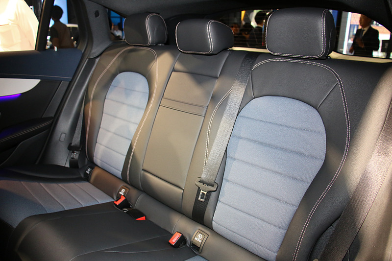 2トーン表皮のシートにもローズゴールドのステッチが施されている