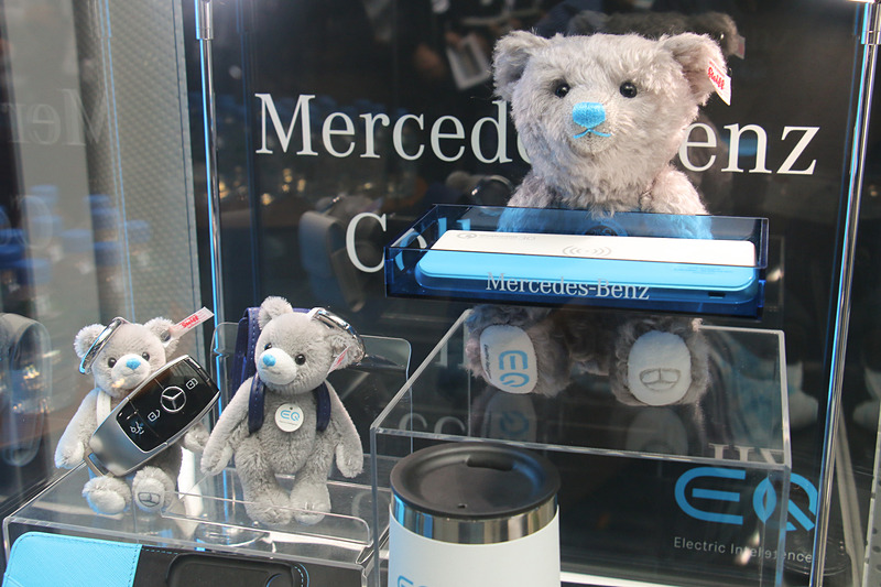 シュタイフ製のテディベアを使ったスマートフォンの無線充電トレーとキーケース。キーケースは背中に背負ったランドセル状の革ケースにスマートキーを収めるスタイル