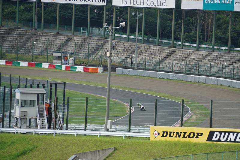 逆バンクからダンロップコーナーの様子も見られる