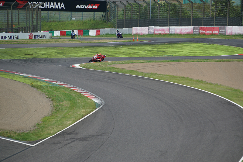 最終コーナーや日立オートモティブシステムズシケインの様子