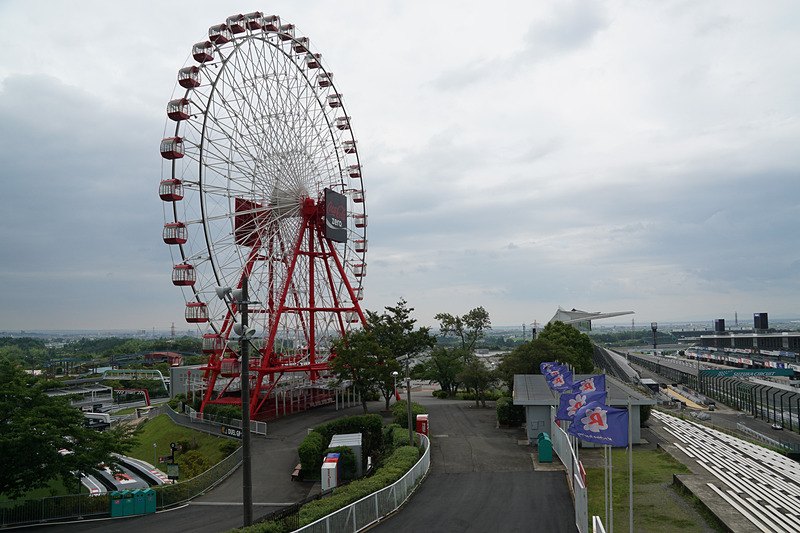 メインストレートや第1コーナーの様子。遠くの伊勢湾も確認することができる