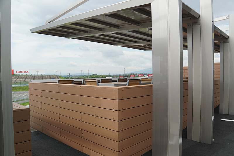 観戦席は各BOXごとに仕切られている。屋根付きのため天候に左右されることなくレースを楽しめる