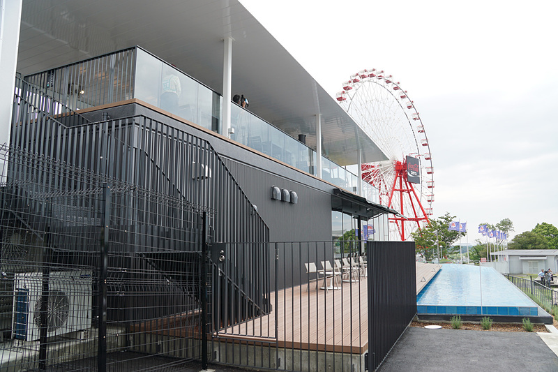 階段を使用する2階にもテラス席が用意される