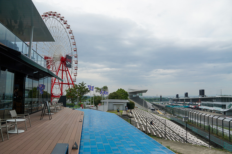 レース開催時にはテラス席が設定される