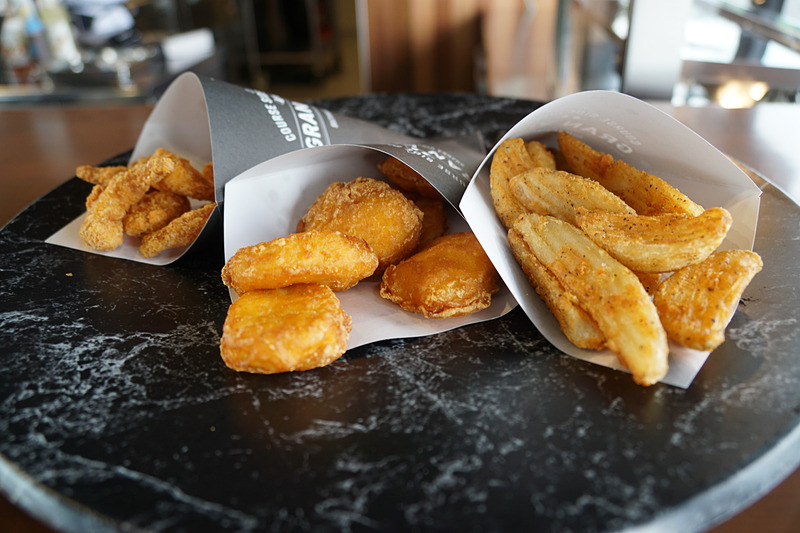 メインとなるピザのほか、フライドポテトなどのサイドメニュー、ジェラートやドリンクが提供される