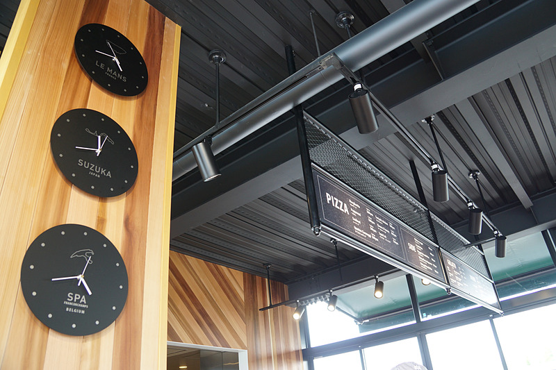 ル・マンやスパ・フランコルシャンの時刻も確認できるカフェスペース