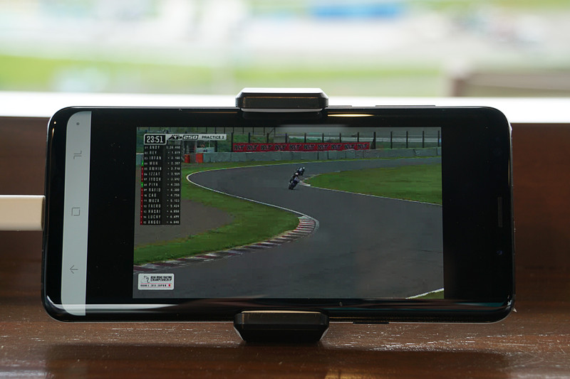 導入予定の映像配信サービス。取材日はデモ機が用意されており、サーキットに設置されているカメラの映像をアプリによって見ることができ、ラップタイムなどを確認することもできた