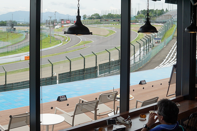 ル・マンやスパ・フランコルシャンの時刻も確認できるカフェスペース