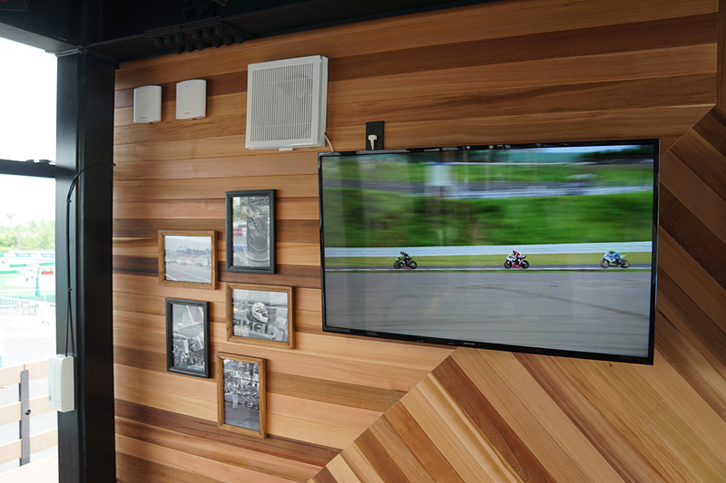 ル・マンやスパ・フランコルシャンの時刻も確認できるカフェスペース