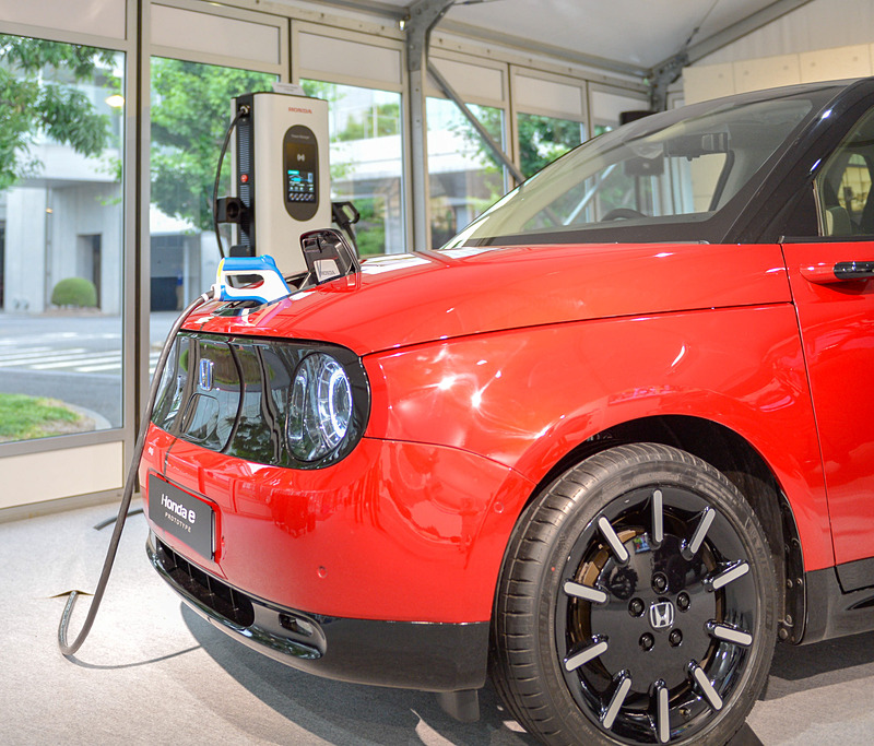 Honda eでは最高出力約110kW（150PS）、最大トルク300Nmを発生する電気モーターと35.5kWhのバッテリーを搭載して、EV走行距離はWLTPモードで200km以上を実現するという