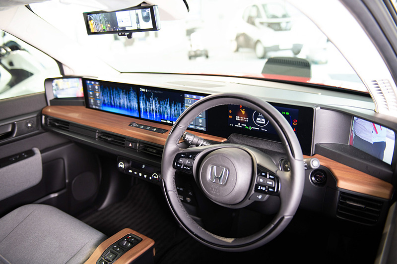Honda eでは最高出力約110kW（150PS）、最大トルク300Nmを発生する電気モーターと35.5kWhのバッテリーを搭載して、EV走行距離はWLTPモードで200km以上を実現するという
