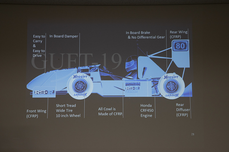 大会はパイロンでコースを作っていて、コンパクトに曲がる区間も多い。そこでマシンは旋回性のよさを重視した作り。加えてドライバーの視界のよさも確保してドライビングもしやすくする。エンジンは軽量な単気筒エンジン（ホンダ CRF450用）を使用