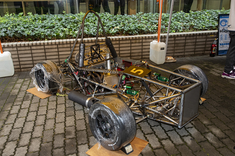 会場の外には芝浦工業大学と東京大学のマシンが展示してあった。こちらは芝浦工業大学のマシン