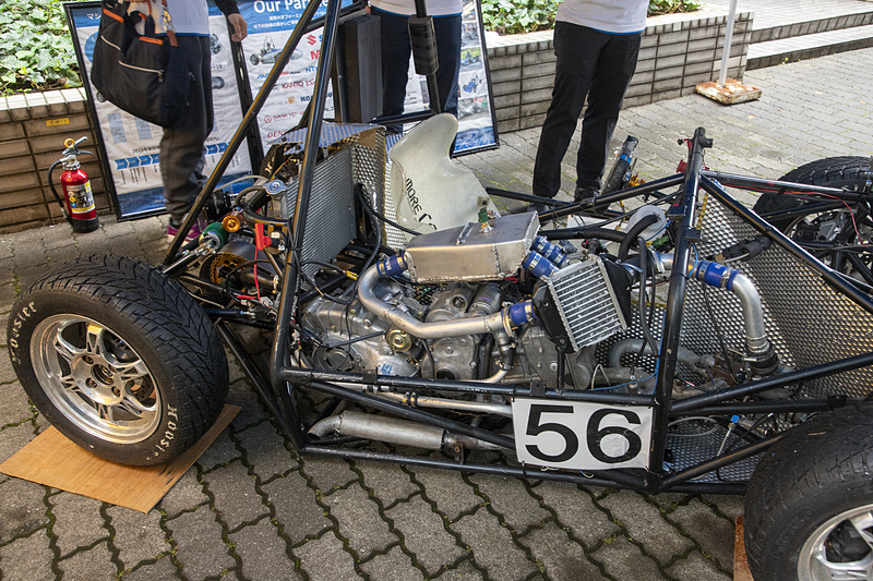 東京大学のマシン。エンジンはドライバーの横に搭載される。ミッションは電子制御CVT。エンジンはレース用ECUで制御し、CVTは独自で製作したユニットで制御しているとのこと