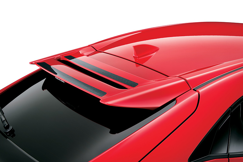 テールゲート上端に装着する「テールゲートスポイラー」（9万1800円）。スポイラーの一部をウェットカーボンとしてスポーティさを演出。FRP製