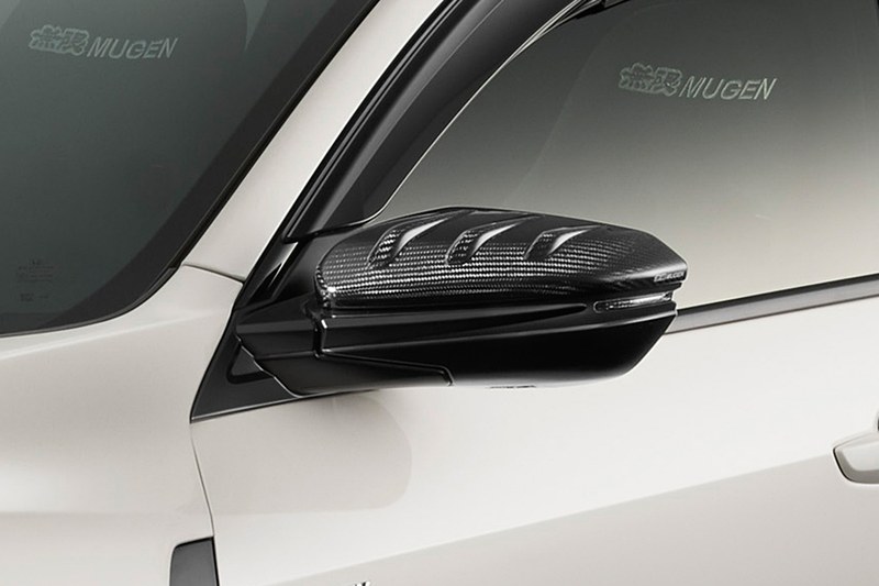 ドアミラー部に受ける空気の流れを整えるようにデザインし、走行安定性を高める「カーボンドアミラーカバー」（6万3720円）。ドライカーボン素材を使用して、表面をUVカットクリアコート仕上げとすることで、色あせなどの劣化を抑制。無限ロゴ付き