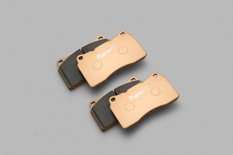 本格的なサーキット走行などの高負荷時に必要な制動力、耐フェード性を確保するとともに、限界付近での良好なコントロール性も実現した「ブレーキパッド -タイプコンペティション-」（フロント用3万2400円、リア用2万4840円）フロント用（左）、リア用（右）共に左右セットとなる