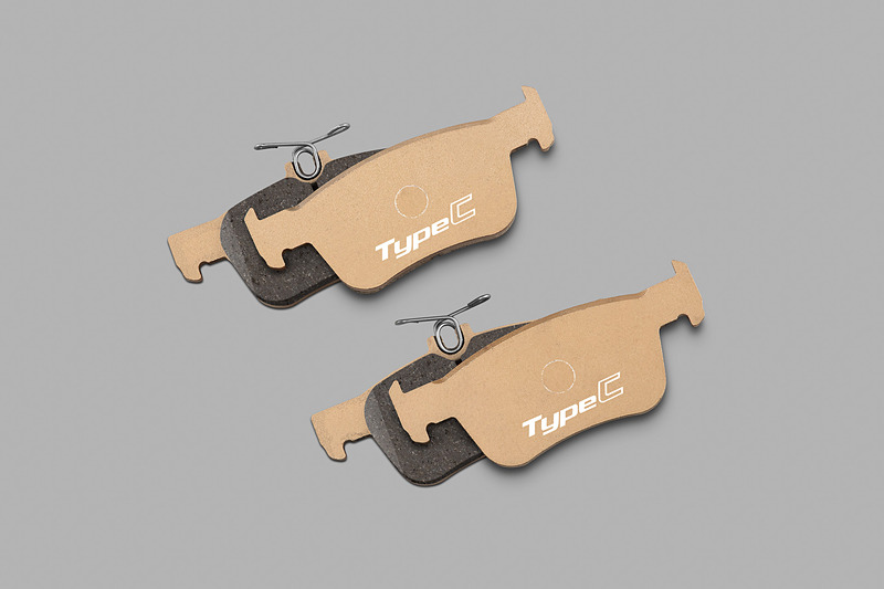 本格的なサーキット走行などの高負荷時に必要な制動力、耐フェード性を確保するとともに、限界付近での良好なコントロール性も実現した「ブレーキパッド -タイプコンペティション-」（フロント用3万2400円、リア用2万4840円）フロント用（左）、リア用（右）共に左右セットとなる