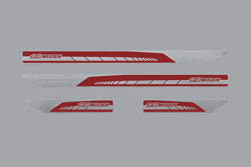 ブラック（左）、レッド（右）の2タイプを用意した無限ロゴ入りのヘアライン仕上げ「スカッフプレート」（1万2960円）。フロント/リアの4枚セット