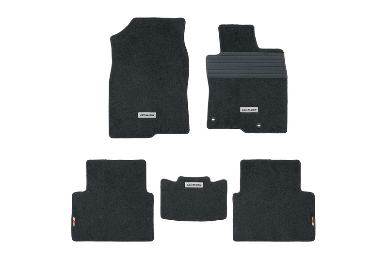 機能とデザインを両立したフロント2枚、リア3枚セットの「スポーツマット」（4万2120円）。メタルプレートの無限エンブレムをフロント左右とリアのセンターマットの3か所にレイアウトし、ドライバーズマットには磨耗を抑止するヒールパッドを採用した。表皮には耐久性に優れたナイロン素材、裏地にはフロアとマットのズレを防ぐポリエステル素材を使用。カラーはブラック（左）、レッド（右）を設定