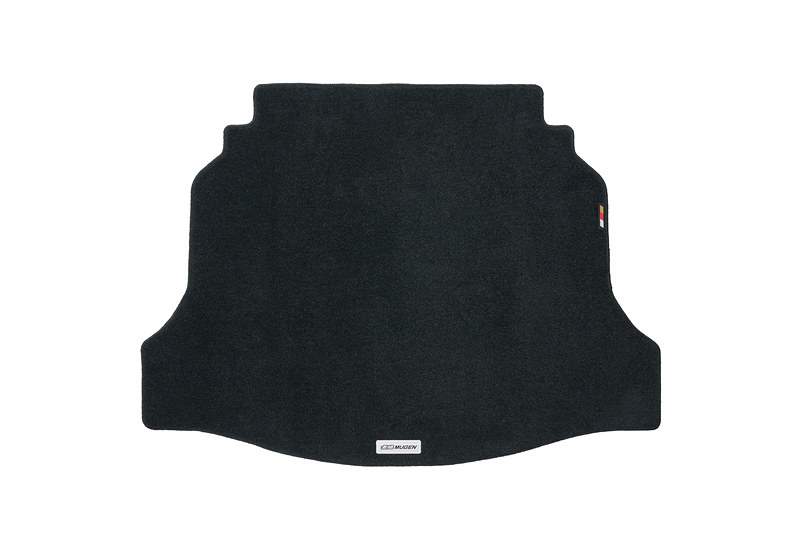 スポーツマットと同様の材質を採用し、高い耐久性とした「スポーツラゲッジマット」（2万1600円）。無限エンブレム入り。カラーはブラック（左）、レッド（右）を設定