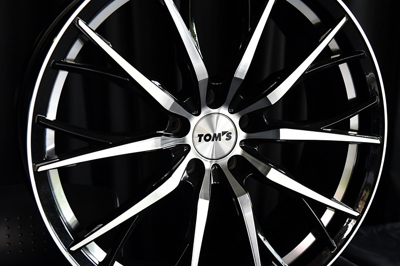 異型デザインのスポークを組み合わせた19インチアルミホイール「TH01」