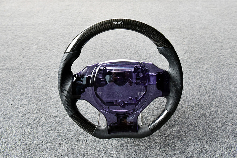 パンチングレザーとリアルカーボンを採用するトムスステアリング「カーボン」