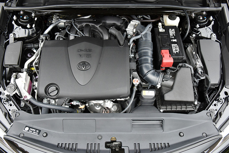 V型6気筒DOHC 3.5リッター「2GR-FKS」型エンジンは最高出力301PS/6600rpm、最大トルク362Nm/4700rpmを発生。使用燃料はハイオク仕様で、燃料タンクは72L