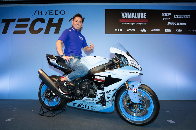 ヤマハ発動機の「“コカ・コーラ”鈴鹿8時間耐久ロードレース 第42回大会」参戦体制発表会。写真は中須賀克行選手とワークス参戦マシンとして1985年の「ヤマハTECH21チーム」復刻カラーを採用した「YZF-R1」