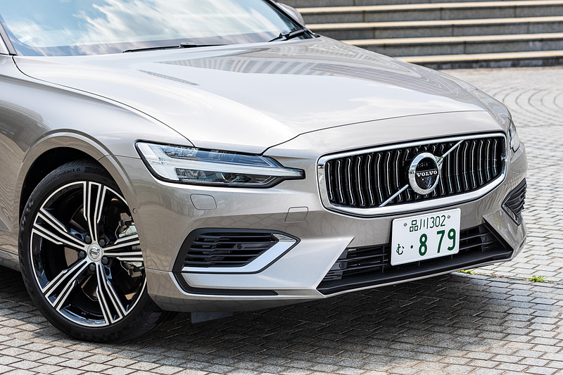 現行型のV60はダイナミックなデザインとともに実用的なモデルとしてのキャラクターが与えられ、同社では「850」や歴代「V70」の真の後継モデルとして位置付けている。足下は19インチアルミホイールにコンチネンタル「プレミアムコンタクト6」（235/40R19）の組み合わせ