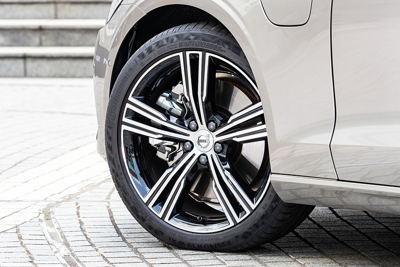 現行型のV60はダイナミックなデザインとともに実用的なモデルとしてのキャラクターが与えられ、同社では「850」や歴代「V70」の真の後継モデルとして位置付けている。足下は19インチアルミホイールにコンチネンタル「プレミアムコンタクト6」（235/40R19）の組み合わせ