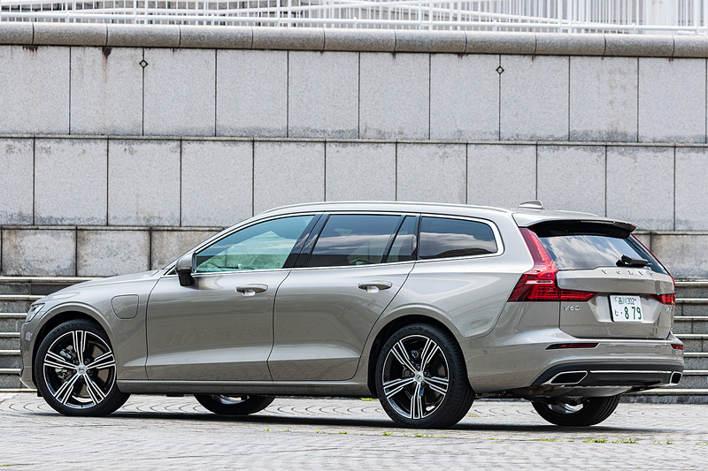 今回試乗したのはプレミアム・ミッドサイズステーションワゴン「V60」のPHEV(プラグインハイブリッド)モデル「T6 Twin Engine AWD Inscription」(759万円)。プラットフォームは90シリーズでも採用されている中大型車用の新世代プラットフォーム「SPA(スケーラブル・プロダクト・アーキテクチャ)」を用い、ボディサイズは4760×1850×1435mm(全長×全幅×全高)、ホイールべースは2870mm。T6としては上級グレードの「Inscription」、ベースグレードの「Momentum」(659万円)をラインアップ