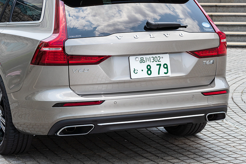 現行型のV60はダイナミックなデザインとともに実用的なモデルとしてのキャラクターが与えられ、同社では「850」や歴代「V70」の真の後継モデルとして位置付けている。足下は19インチアルミホイールにコンチネンタル「プレミアムコンタクト6」（235/40R19）の組み合わせ