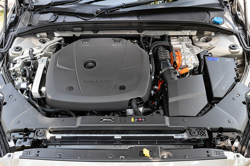 T6では直列4気筒DOHC 2.0リッター直噴ターボエンジン（スーパーチャージャー付）に電気モーターを組み合わせ、エンジンの最高出力は186kW（253PS）/5500rpm、最大トルクは350Nm（35.7kgfm）/1700-5000rpmを発生。エンジンとモーターの合計出力は340PS