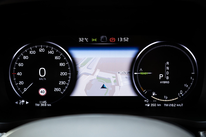 明るさと上質さが感じられるInscriptionのインテリア。ラゲッジスペースは先代V60が430Lだったところ、新型V60では529Lに容量アップ